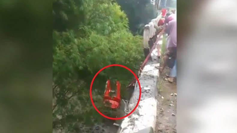 Kecelakaan Truk BBM Terjun ke Sungai di Brebes, Sopir Tewas