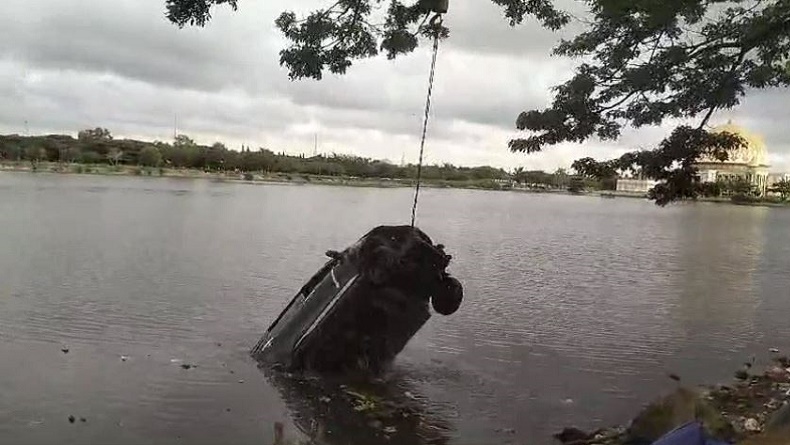 title Minibus Melaju Kencang Terjun ke Laut di Muna, Sopir Diduga Mengantuk Minibus Melaju Kencang Terjun ke Laut di Muna, Sopir Diduga Mengantuk
