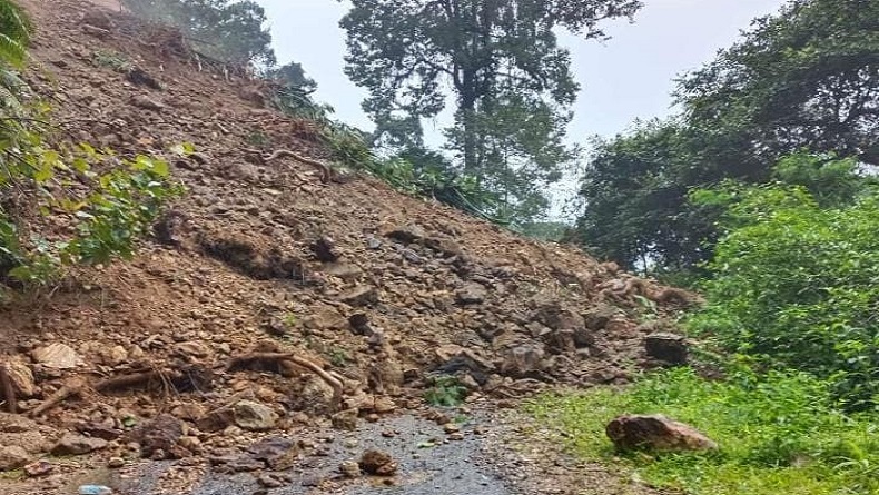 Longsor di Jalan Blok Sopal Lebak, Akses Warungbanten-Citorek Terputus