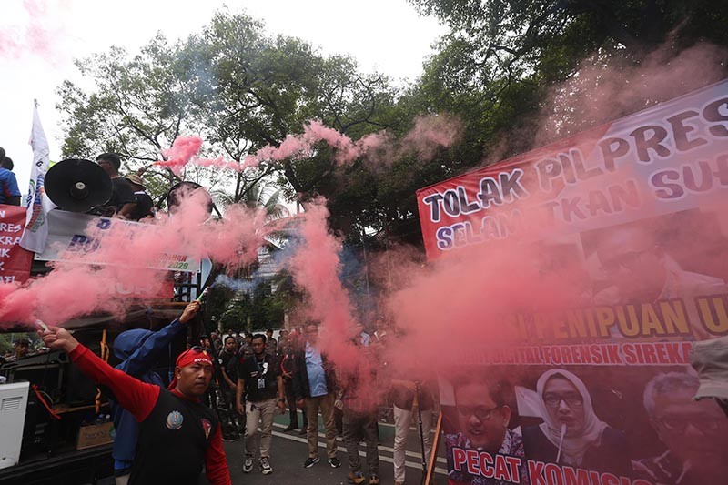 Massa Menyalakan Flare Tuntut KPU Audit Forensik Penghitungan Suara - Bagian 5