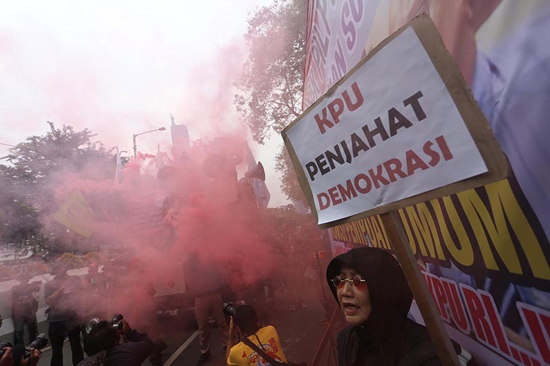 Massa Menyalakan Flare Tuntut KPU Audit Forensik Penghitungan Suara - Bagian 2