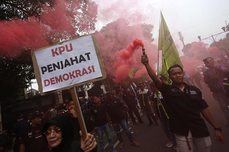 Massa Menyalakan Flare Tuntut KPU Audit Forensik Penghitungan Suara - Bagian 1