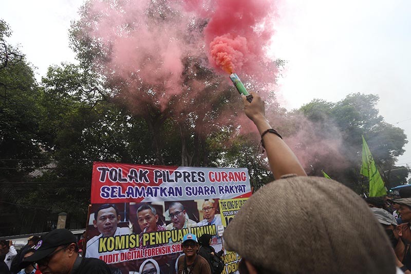 Massa Menyalakan Flare Tuntut KPU Audit Forensik Penghitungan Suara - Bagian 3