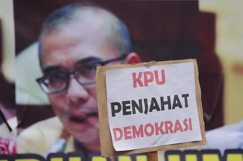 Massa Menyalakan Flare Tuntut KPU Audit Forensik Penghitungan Suara - Bagian 4
