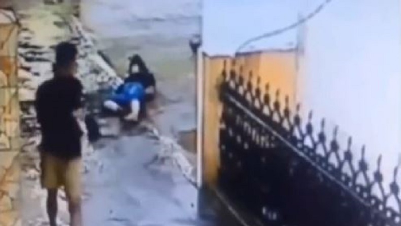 title Viral Perempuan di Cimahi Ditonjok Pacar hingga Jatuh Tersungkur di Jalan Viral Perempuan di Cimahi Ditonjok Pacar hingga Jatuh Tersungkur di Jalan