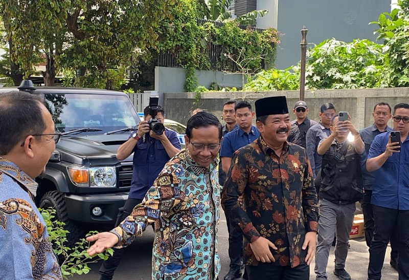 Hadi Tjahjanto Disambut Pelukan Hangat Mahfud MD - Bagian 1