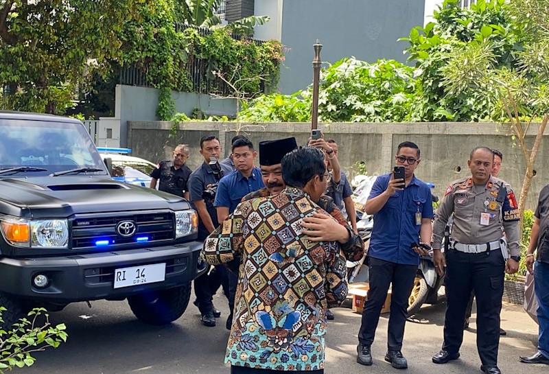 Hadi Tjahjanto Disambut Pelukan Hangat Mahfud MD - Bagian 2
