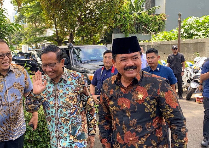 Hadi Tjahjanto Disambut Pelukan Hangat Mahfud MD - Bagian 3