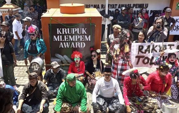 Dinilai Tak Serius Awasi Kecurangan Pemilu, Bawaslu DIY Dihadiahi Kerupuk Melempem