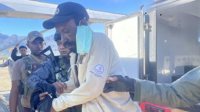 Anggota KKB Alenus Tabuni Dipindahkan dari Ilaga ke Timika Gunakan Pesawat Caravan PK-NGA