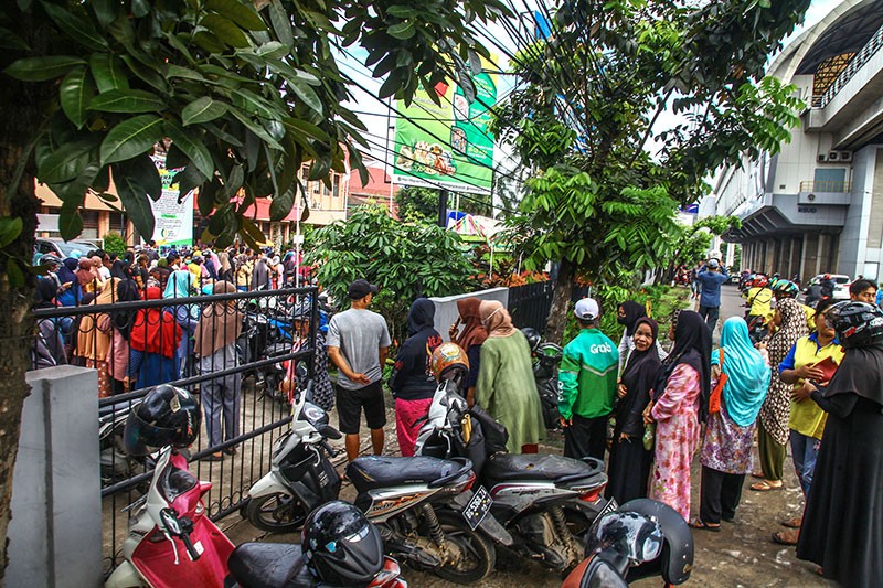 Beras Mahal! Ratusan Warga Serbu Operasi Pasar di Palembang - Bagian 4