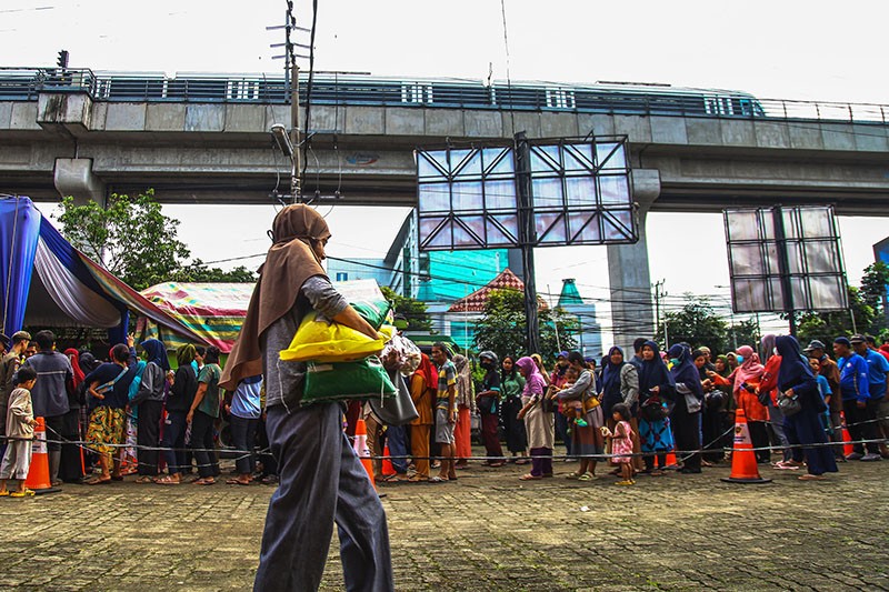 Beras Mahal! Ratusan Warga Serbu Operasi Pasar di Palembang - Bagian 1
