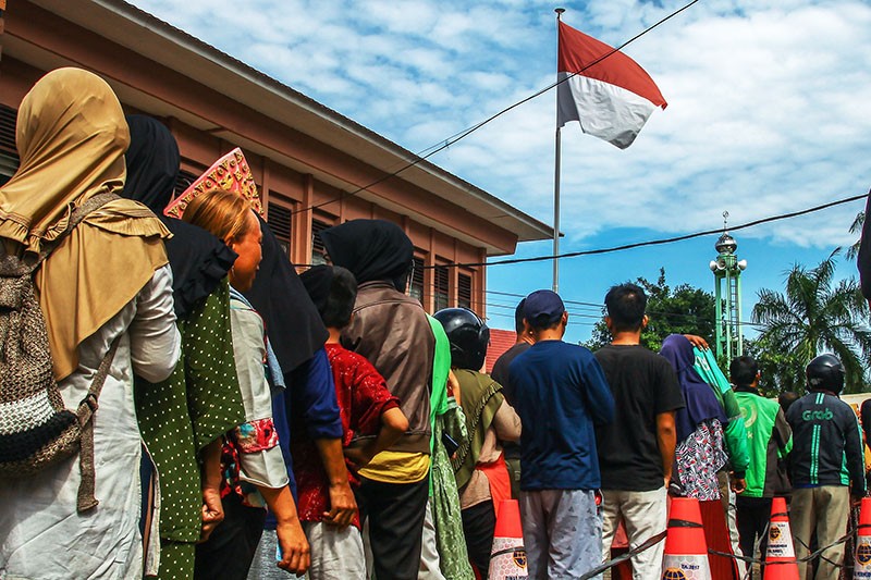 Beras Mahal! Ratusan Warga Serbu Operasi Pasar di Palembang - Bagian 3
