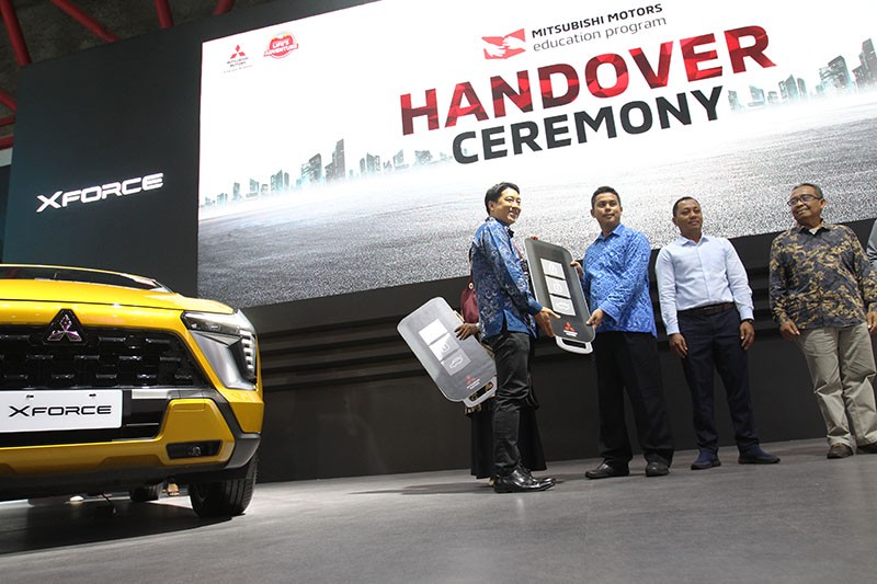 Dukung Kemajuan Pendidikan di Indonesia, MMKSI Donasikan 5 Mobil Mitsubishi untuk 5 SMK  - Bagian 1