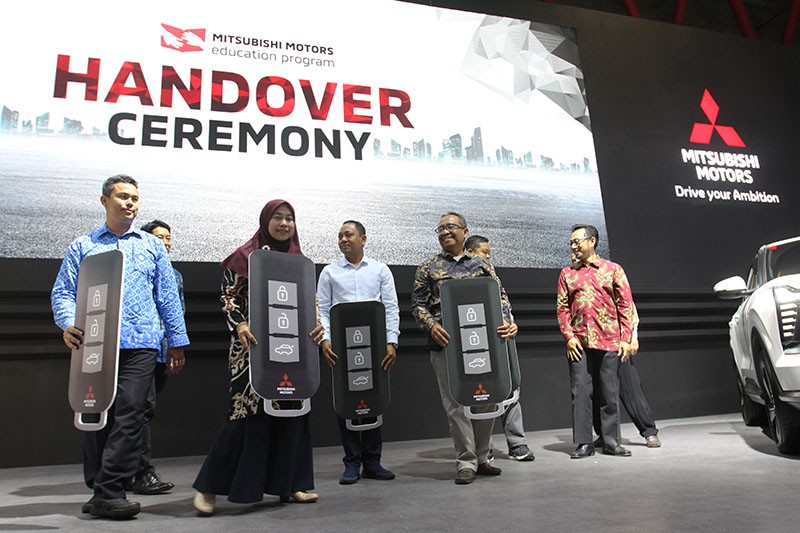 Dukung Kemajuan Pendidikan di Indonesia, MMKSI Donasikan 5 Mobil Mitsubishi untuk 5 SMK  - Bagian 3