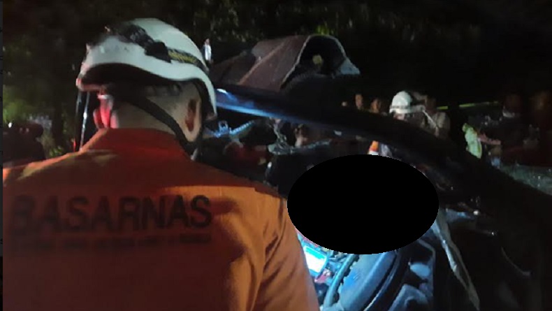 Kecelakaan Pikap Tabrak Truk Parkir di Jalan Pantura Semarang, Kernet Tewas