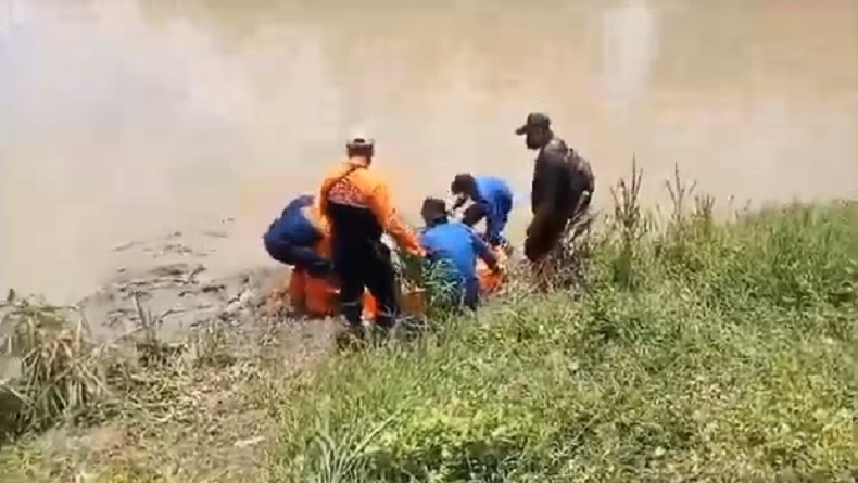 title Terkuak, Mayat Pria Terikat Beton di Sungai Serayu Purbalingga Ternyata Sopir Truk Terkuak, Mayat Pria Terikat Beton di Sungai Serayu Purbalingga Ternyata Sopir Truk