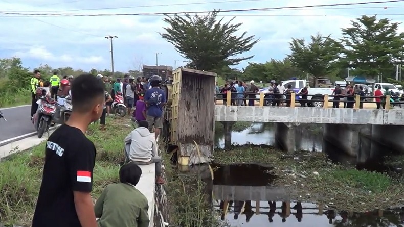 Penampakan Truk Terjun ke Sungai di Palangka Raya, Jadi Tontonan Warga