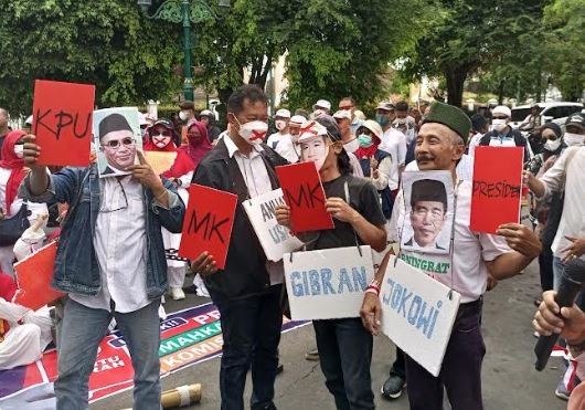 Demo di Istana Kepresidenan Yogya, Massa Berikan Kartu Merah untuk Jokowi dan Gibran