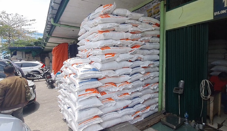 title Gudang Pengoplosan Beras Bulog di Malang Digerebek, 3 Orang Diamankan Gudang Pengoplosan Beras Bulog di Malang Digerebek, 3 Orang Diamankan
