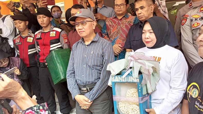 title Begini Reaksi Bawaslu DIY saat Dihadiahi Kerupuk Melempem Award dari Demonstran Begini Reaksi Bawaslu DIY saat Dihadiahi Kerupuk Melempem Award dari Demonstran