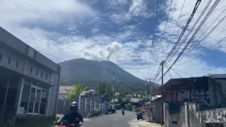 Gunung Gamalama di Ternate Erupsi, Semburkan Abu Vulkanis Setinggi 500 Meter