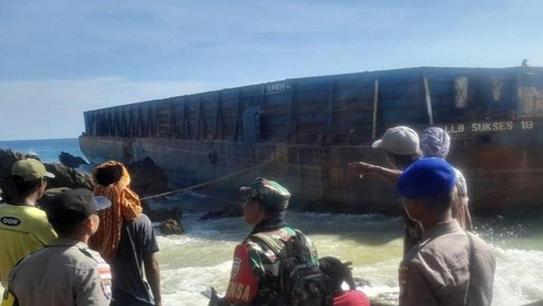 Heboh Tongkang Misterius Terdampar di Perairan NTB Tanpa Awak Kapal
