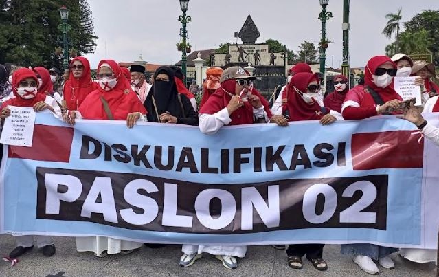 Demo di Istana Presiden Yogya, Emak-Emak Pukul Kentongan Teriak Tolak Pemilu Curang