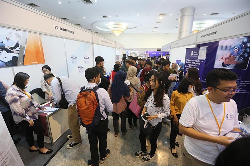 Para Pencari Kerja Serbu Mega Career Expo Jakarta 2024 - Bagian 2