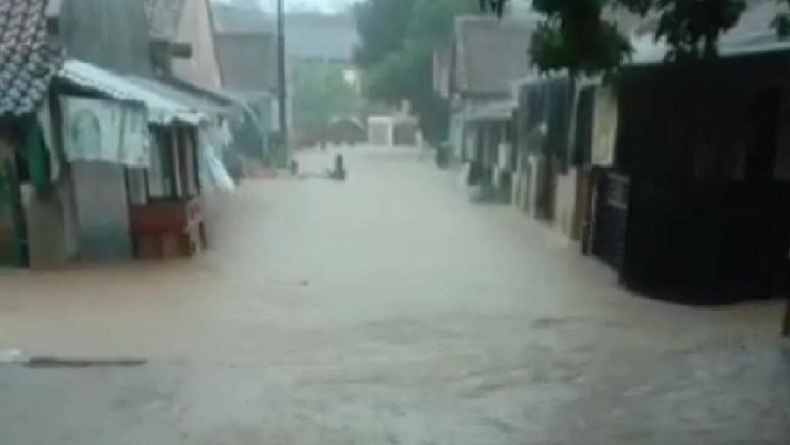 title Sejumlah Wilayah Bandar Lampung Dikepung Banjir, Warga Terjebak Tak Bisa Pulang Sejumlah Wilayah Bandar Lampung Dikepung Banjir, Warga Terjebak Tak Bisa Pulang