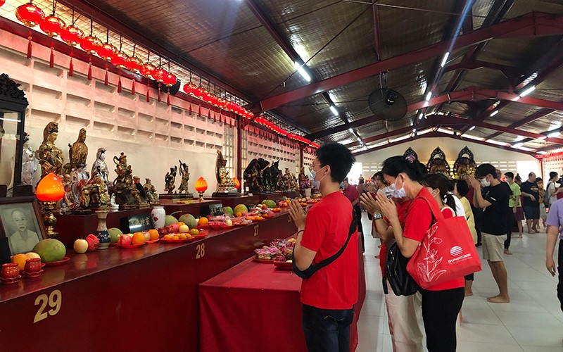 Ratusan Warga Datangi Petak Sembilan Glodok Rayakan Cap Go Meh - Bagian 1