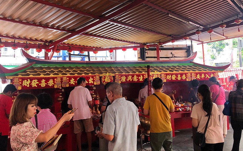 Ratusan Warga Datangi Petak Sembilan Glodok Rayakan Cap Go Meh - Bagian 4