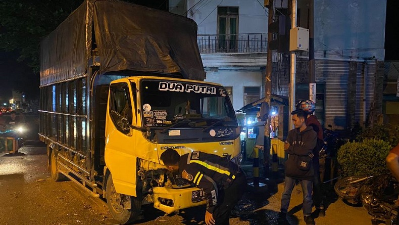title Kecelakaan Hari Ini 2 Motor Tabrakan lalu Hantam Truk di Pringsewu, 1 Tewas 3 Luka Kecelakaan Hari Ini 2 Motor Tabrakan lalu Hantam Truk di Pringsewu, 1 Tewas 3 Luka