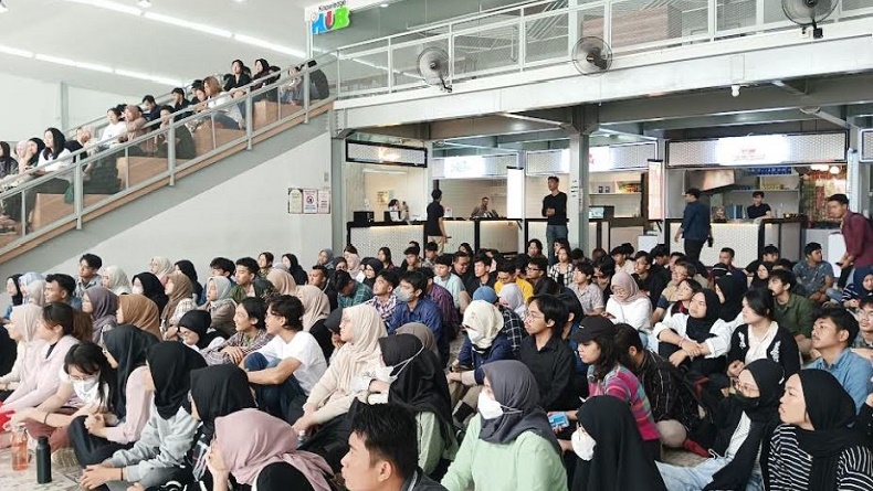 Ratusan Mahasiswa Padati Bale Pabukon Unpad, Nobar dan Diskusi setelah Dirty Vote 