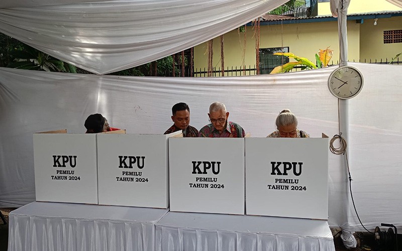 Wapres ke-6 RI Try Sutrisno Ikuti Pemungutan Suara Ulang di TPS 43 Menteng - Bagian 2