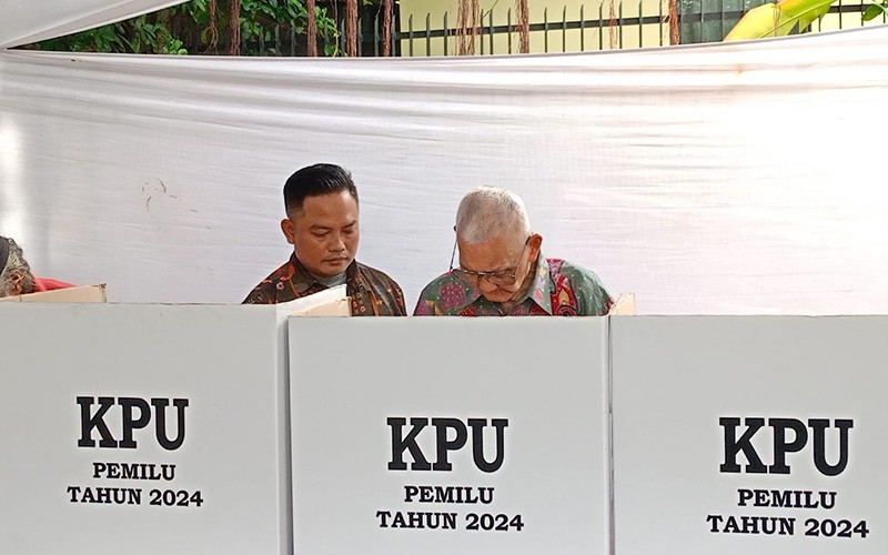 Wapres ke-6 RI Try Sutrisno Ikuti Pemungutan Suara Ulang di TPS 43 Menteng - Bagian 1