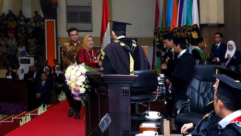 Momen Haru Wisuda UB Malang, Orang Tua dan Sahabat Wakili Wisudawan yang Meninggal