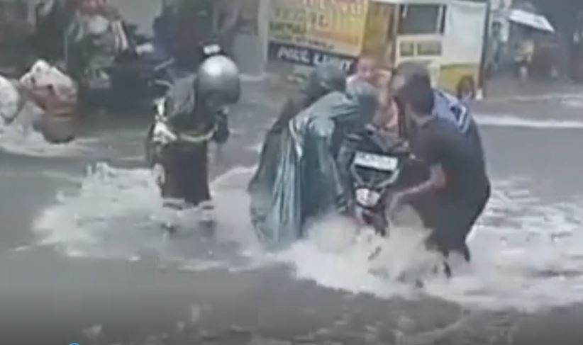 Banjir Terjang Jalan Candi Gebang-Ring Road Utara Sleman, Pemotor Berjatuhan