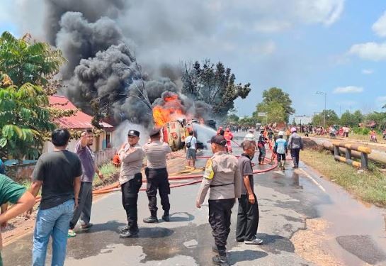 Truk Tangki BBM di Dumai Terbakar usai Terdengar Ledakan Keras