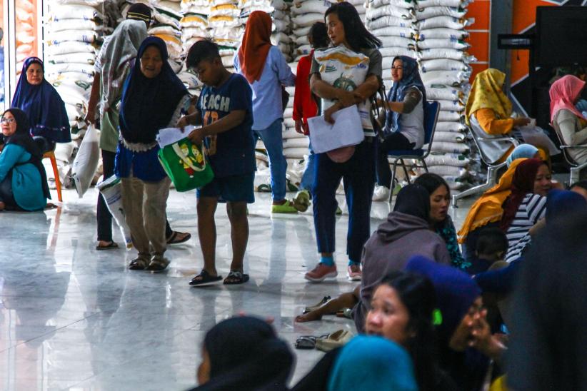 Pembagian Bantuan Beras 10 Kg untuk Keluarga Penerima Manfaat di Palembang - Bagian 1