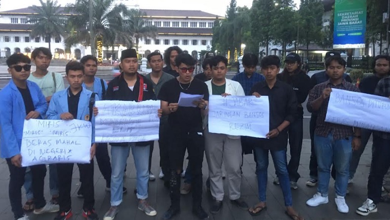 Demo Mahasiswa di Depan Gedung Sate Soroti Kelangkaan dan Kenaikan Harga Pangan