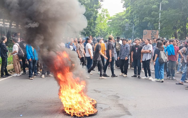 Tuntut Rektor Dicopot, Ratusan Mahasiswa Universitas Pancasila Blokir Jalan - Bagian 2