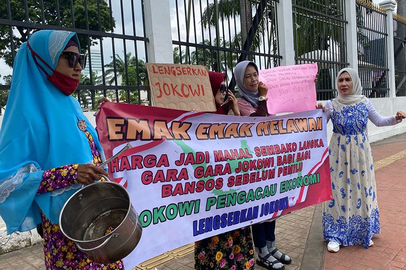 Belasan Emak-Emak Bawa Panci ke DPR, Protes Kenaikan Harga Kebutuhan Pokok - Bagian 4