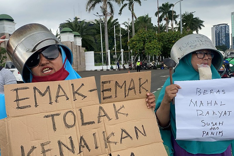 Belasan Emak-Emak Bawa Panci ke DPR, Protes Kenaikan Harga Kebutuhan Pokok - Bagian 3