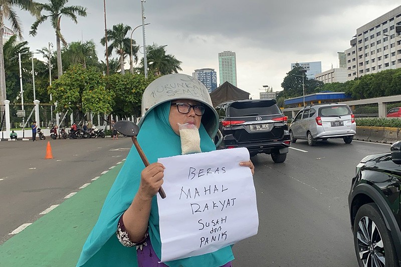 Belasan Emak-Emak Bawa Panci ke DPR, Protes Kenaikan Harga Kebutuhan Pokok - Bagian 1
