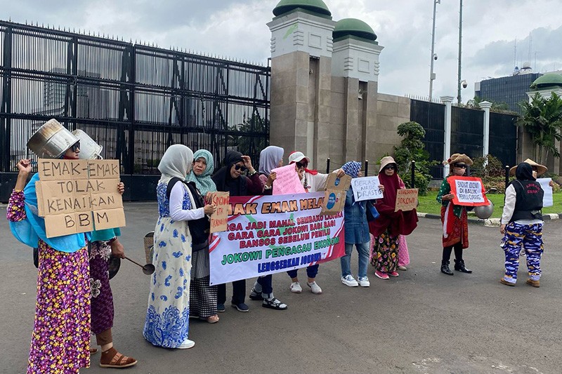 Belasan Emak-Emak Bawa Panci ke DPR, Protes Kenaikan Harga Kebutuhan Pokok - Bagian 2