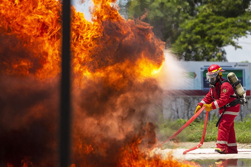 Kegigihan Pekerja Memadamkan Api dalam Lomba Fire Combat - Bagian 2
