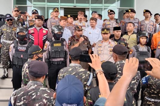 Tak Terima Wajah Gus Irsyad Di Cup Kopi Dicoret Banser Kepung Pendopo Pasuruan