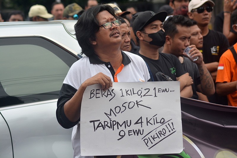 Ratusan Driver Taksi Online Tuntut Kenaikan Tarif  - Bagian 2