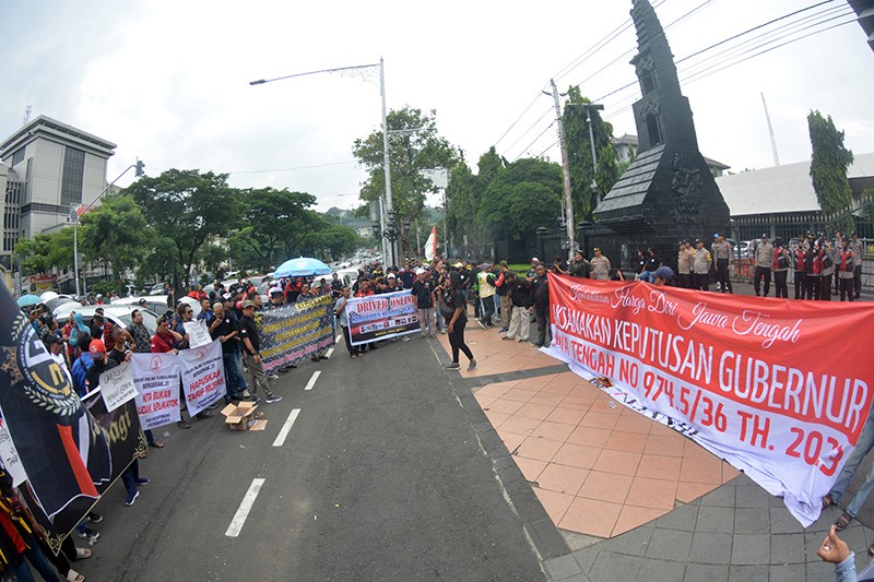 Ratusan Driver Taksi Online Tuntut Kenaikan Tarif  - Bagian 3